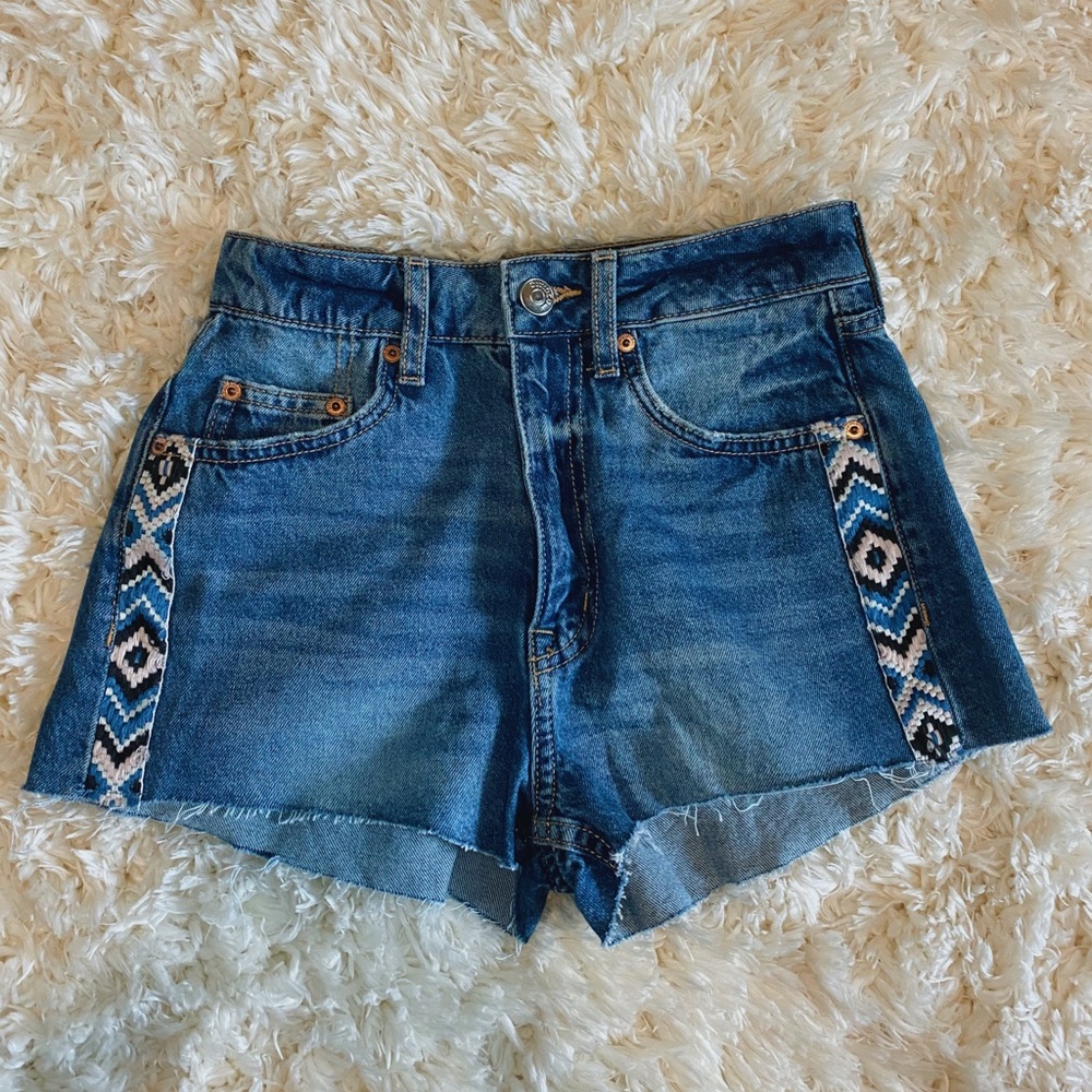 the cutest aztec stripe shorts!! 💧🍉